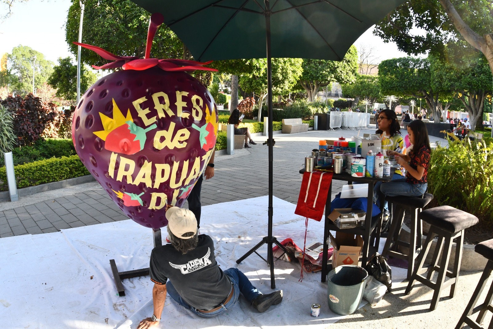 Pintan artistas en Irapuato 6 Fresas monumentales | Punto y Aparte Radio